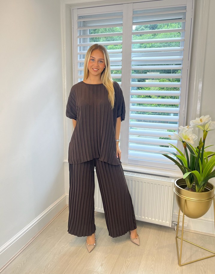 Lucy Cobb Pleated Co-Ord - Chocolate